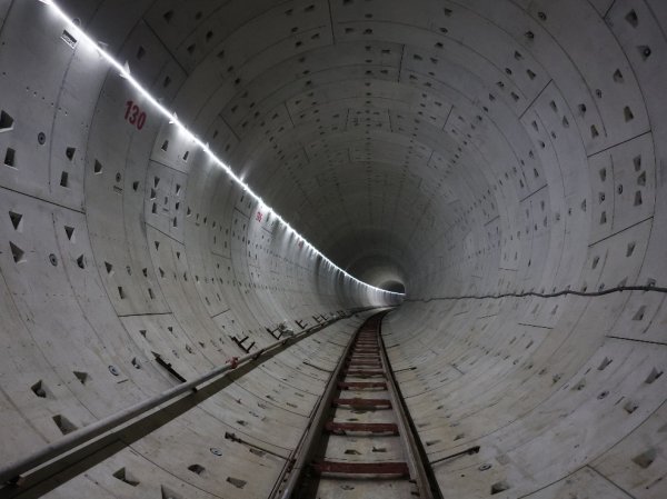 360配资网 上海地铁21号线张江站-康南路站盾构区间双线贯通