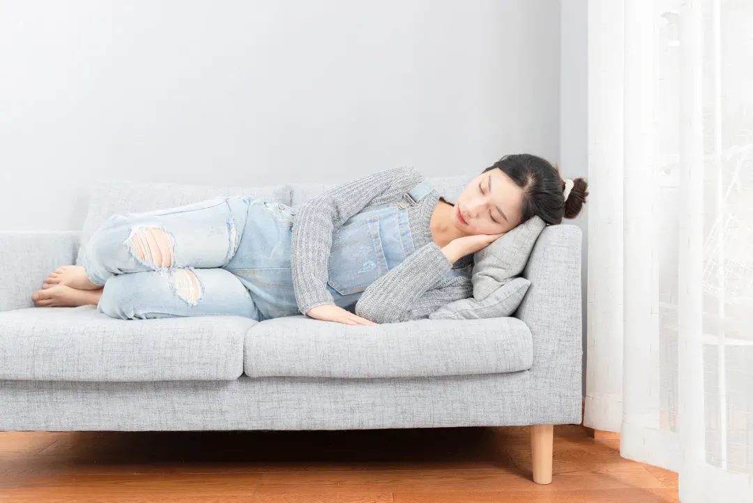 大圣策略 为什么在沙发上睡着很容易，在床上睡着很难？
