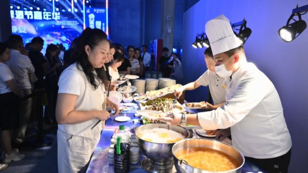 贵盈配资 听“邓丽君”献唱，开启惬意科技生活！第十三届市北啤酒节嘉年华启幕